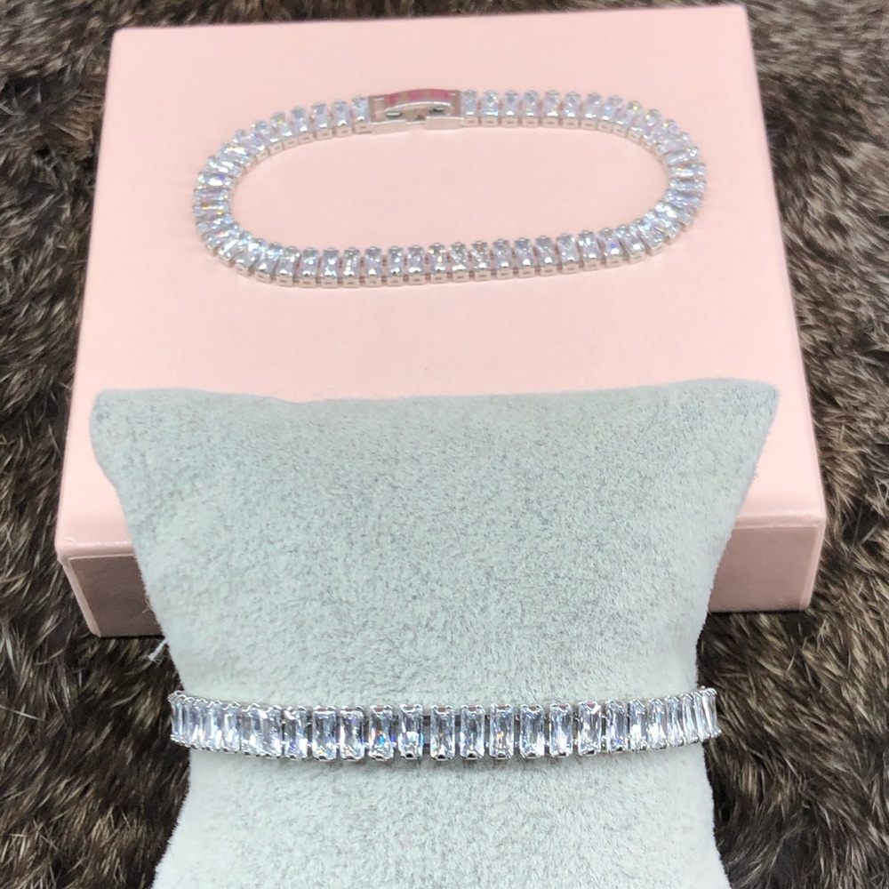 Elegant Silver Bracelet with Clear Stones